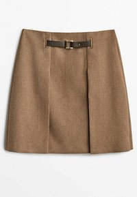 Bruine wollen rok met een rechte snit, voorzien van een donkere leren riem en metalen gesp, en twee voorplooien voor extra detail.