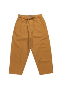 Hnědé kalhoty s volnějším střihem, elastickým pasem a nastavitelným stahovacím šňůrkou. Mají boční kapsy a hladkou bavlněnou texturu látky.