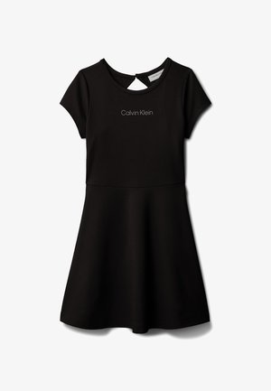 Rochie neagră cu mâneci scurte, cu logo Calvin Klein pe piept, decolteu rotund și fustă ușor evazată.