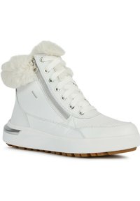 Baskets montantes en cuir blanc avec des accents duveteux, design à lacets, fermeture éclair sur le côté et semelle en caoutchouc texturée pour plus d'adhérence.