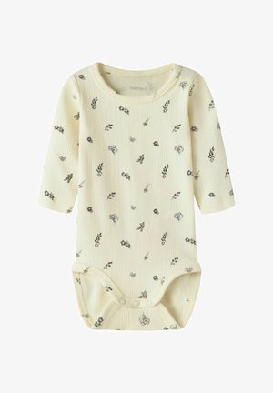 Roomkleurig babyrompertje met lange mouwen, kleine bloemenprint, geribbelde textuur en drukknoopjes aan de onderkant voor sluiting.