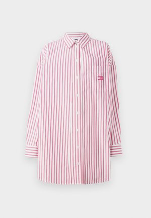 Chemise blanche à boutons avec des rayures verticales roses, manches longues, col, poche poitrine unique et une petite étiquette logo près de la poche.