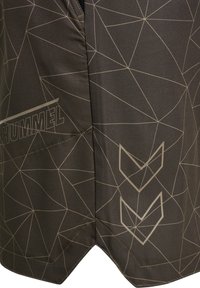 Kortärmad skjorta i mörkbrunt tyg med geometriskt ljusbrunt mönster. Har Hummel-logotyp och en distinkt sned fåll.