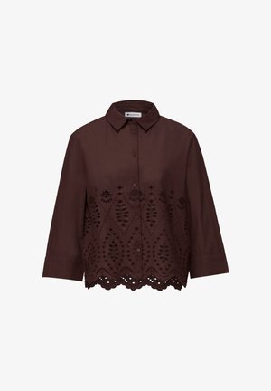 Donkerbruine blouse met knopen, lange mouwen, een gegolfde zoom en oogjes bloemenpatronen over de onderste voorkant en randen.