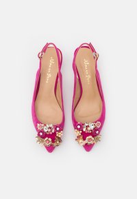 Rosa mockaskinns slingback-lägenheter med spetsiga tår, dekorerade med blommiga detaljer och rhinstenar framtill. Slät innersula.