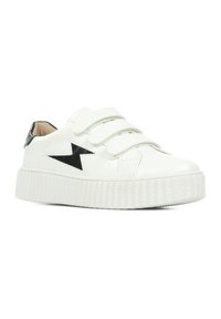 Witte leren sneakers met drie klittenbandsluitingen, een zwarte steraccent en een gestructureerde witte platformzool. Gladde oppervlakte met een glanzende hak.