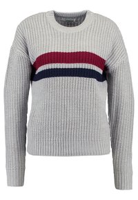 Grauer gestrickter Pullover mit Rundhalsausschnitt, der ein horizontales Streifenmuster in Dunkelblau und Weinrot über der Brust aufweist. Gerippte Bündchen und Saum.
