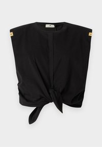 Μαύρο αμάνικο τοπ με ενισχυμένους ώμους, ραφή στο μπροστινό μέρος και δέσιμο κόμπου στο τελείωμα, με μικρά ορθογώνια ταμπά λογότυπα στα μανίκια.