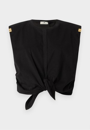 Črna brezrokavnik z oblazinjenimi rameni, sprednjim šivom in vozelom na spodnjem robu, s majhnimi rjavimi pravokotnimi logotipi na rokavih.