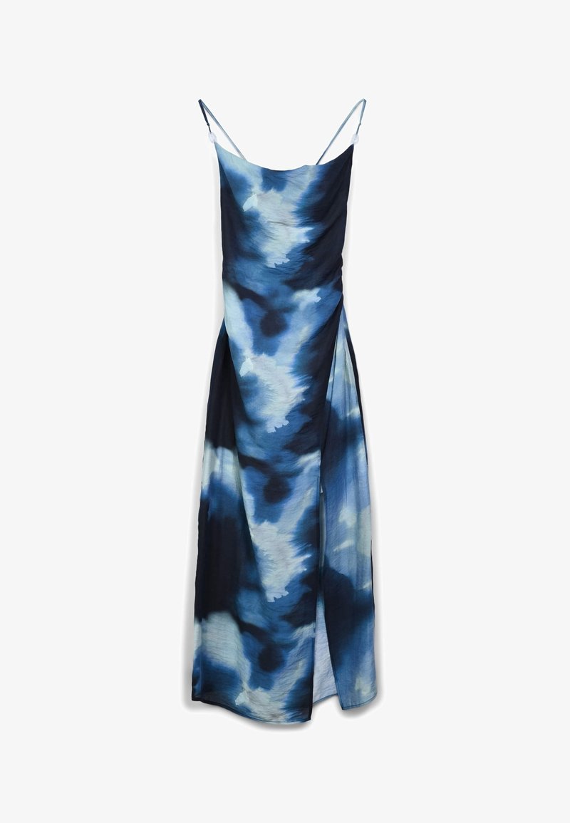 Robe longue sans manches avec fines bretelles, motif tie-dye bleu et blanc, et une fente latérale.
