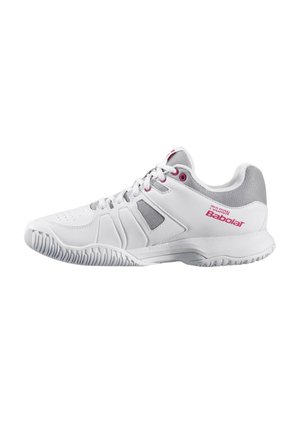 Scarpa da ginnastica bianca con tomaia testurizzata, dettagli grigi e marchio rosa. Presenta una suola in gomma flessibile e scolpita e chiusura con lacci.