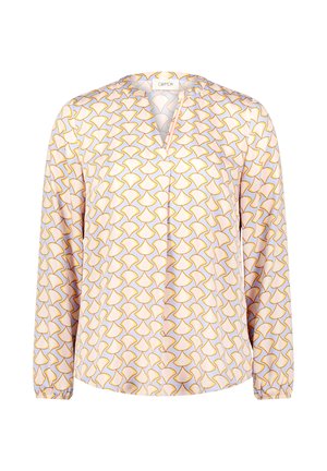 Bluzka z długim rękawem i dekoltem w kształcie litery V, zdobiona powtarzającym się pomarańczowo-żółtym geometrycznym wzorem na jasnym tle.