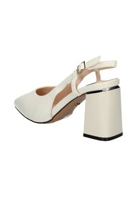 Décolleté bianco con punta affusolata, superiore in sintetico liscio e un tacco a blocco spesso con un accento argentato alla base.