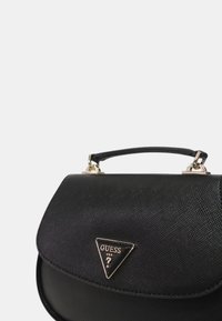 Borsa a tracolla nera in sintetico con superficie testurizzata, forma arrotondata, manico superiore e accentuazione in oro a forma triangolare.