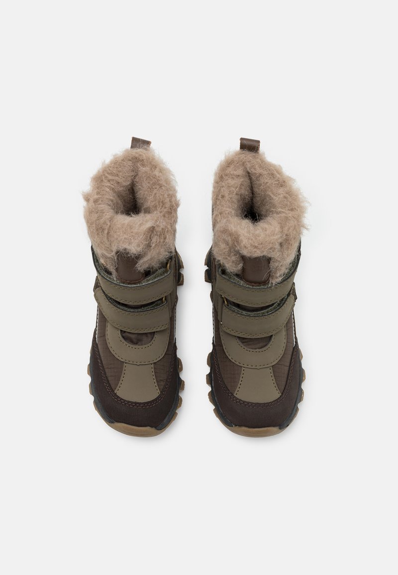 Braune wasserdichte Stiefel mit tanfarbener Kunstfellfütterung, verstellbaren Klettverschlüssen und strukturierten Gummisohlen für besseren Halt.