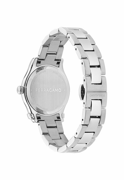 Dos d'une montre-bracelet Ferragamo en acier inoxydable argenté avec un bracelet à maillons et une boucle marquée de la marque.