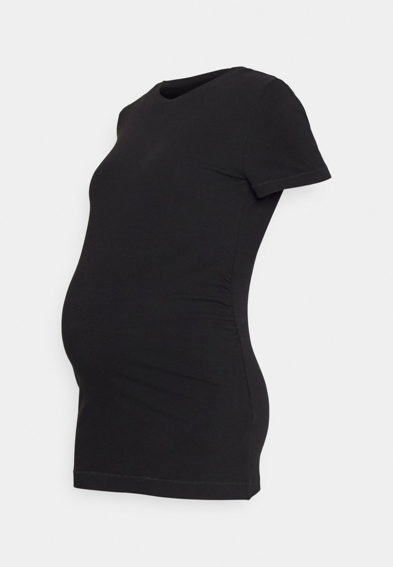 T-shirt de maternidade preta feito de um tecido macio e elástico. Possui um decote redondo, mangas curtas e laterais franzidas para um ajuste que acomoda uma barriga em crescimento.
