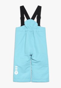 Pantalones de nieve para niños pequeños en azul claro, impermeables, con tirantes negros ajustables y un logotipo reflectante en la pierna izquierda.