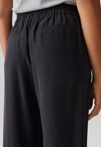 OPUS HIGH RISE LONG WIDE FIT ELASTIC WAISTBAND - Pantalon classique - black