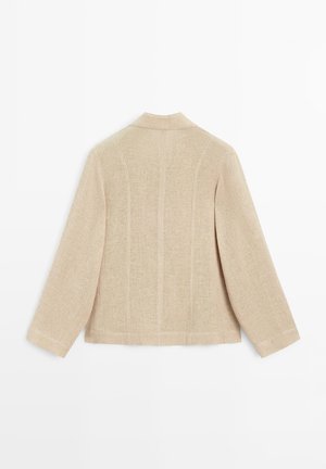 Beige dlouhý rukáv kabát s vysokým límcem, viditelným vertikálním švem a mírně texturovanou tkaninou, zobrazený zezadu.