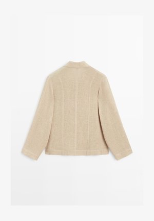 Beige dlouhý rukáv kabát s vysokým límcem, viditelným vertikálním švem a mírně texturovanou tkaninou, zobrazený zezadu.