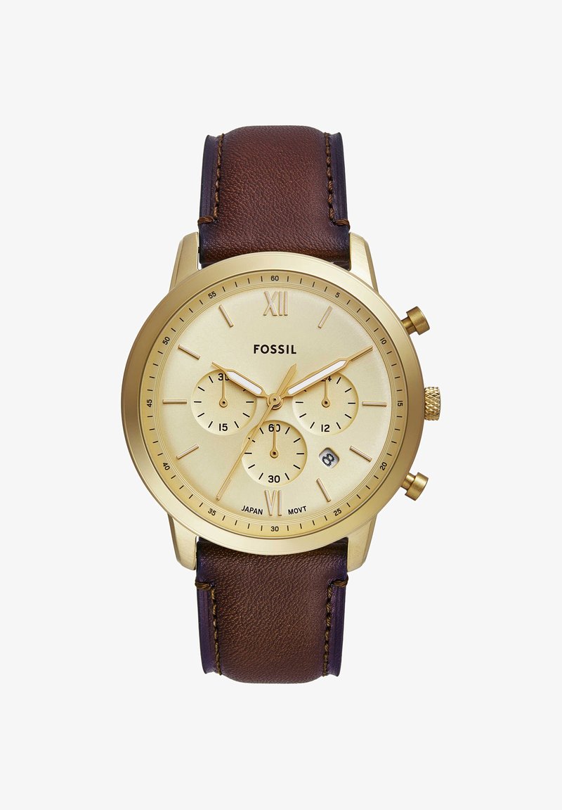 Montre-bracelet Fossil ton or avec bracelet en cuir marron, trois sous-cadrans, guichet date et chiffres romains XII et VI sur cadran crème.