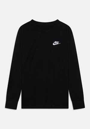 Schwarzes Langarmshirt mit Rundhalsausschnitt und kleinem weißen Nike-Logo auf der linken Brust, dargestellt vor einfachem hellem Hintergrund.