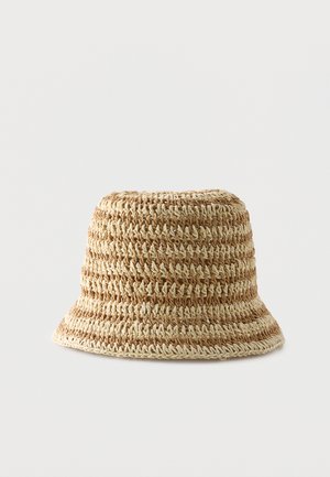 Gehaakte bucket hat met afwisselend lichte en donkere natuurlijke beige strepen en een licht uitlopende rand op een witte achtergrond.