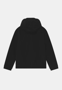 Černá kapucová bunda s elastickými lemy a manžetami, hladký povrch a minimalistický design. Bez viditelného brandingu nebo kapes.