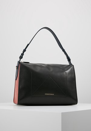 Bolso Emporio Armani de cuero negro y marrón con una correa de hombro ajustable, forma rectangular y un sutil logo en relieve en el frontal.