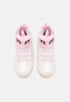 Weiß/synthetische High-Top-Sneaker mit rosa Kunstpelzakzenten, Einhorn-Details und hellrosa Schnürsenkeln.