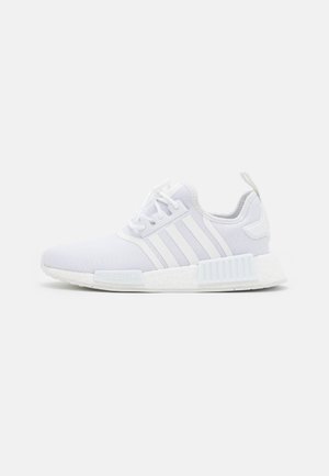 Hvid Adidas NMD sneaker med mesh overdel, tre striber på siden, snørelukning og tekstureret gummisål.