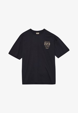 Mørkeblå bomulds t-shirt med korte ærmer, rund halsudskæring og et trykt design med tal og tekst på venstre brystområde.