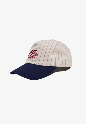 Baseballpet van crème stof met blauwe streepjes, marineblauwe klep en rood geborduurd logo op de voorkant. Heeft een gestructureerd ontwerp.