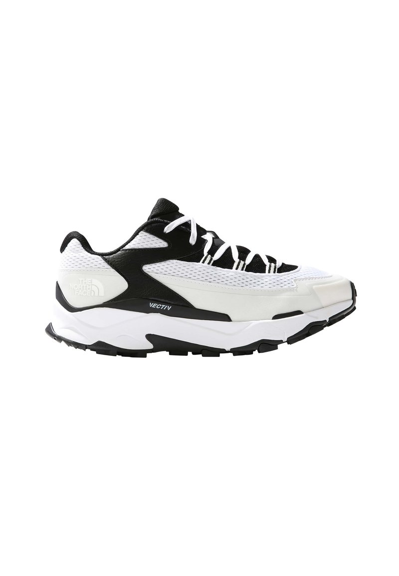 Chaussure de sport basse blanche et noire avec semelle épaisse, dessus en mesh, lacets et logo The North Face sur la zone du talon.
