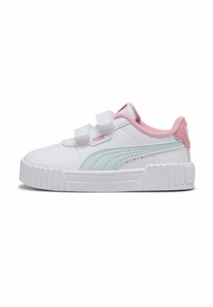 Hvid Puma sneaker med lyseblå stribe, pink inderforing, pink hælkappe og to hvide velcrobånd.
