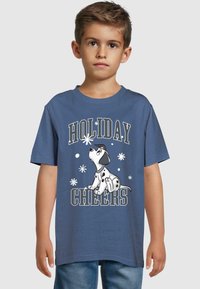 Blå bomullströja med en tecknad hund med svarta fläckar, texten "HOLIDAY CHEERS," och snöflingemönster i vitt och grått.