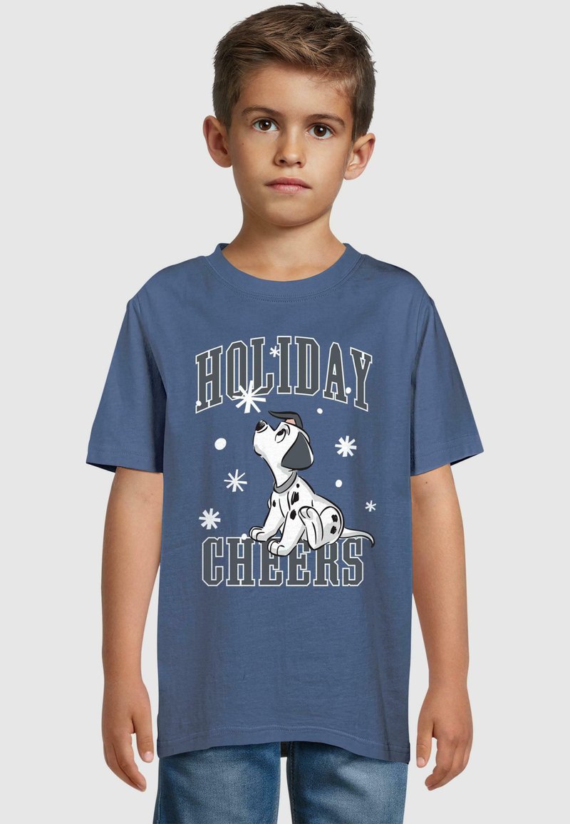 Blå bomullströja med en tecknad hund med svarta fläckar, texten "HOLIDAY CHEERS," och snöflingemönster i vitt och grått.