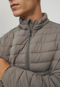 Jack & Jones PREMIUM JJERECYCLE PUFFER COLLAR  - Lagana jakna - dark brown