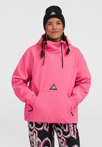 Felroze pullover jack met een hoge kraag, verstelbare trektouwen, vo pocket en zwarte elastische manchetten. Gecombineerd met gemusterde zwarte broek.