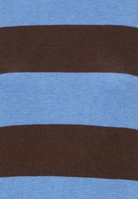 Gestreifter Strickstoff mit abwechselnd breiten Bändern in Hellblau und Dunkelbraun, der eine weiche, glatte Textur aufweist.