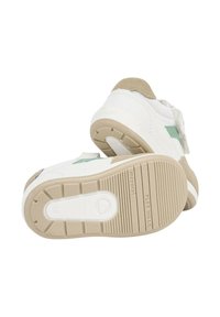 Zapatillas blancas con acentos beige, materiales de malla y ante, cinta de velcro, suelas de goma flexibles y plantillas texturizadas.