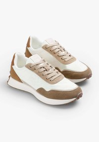 Brązowe i beżowe sneakersy z teksturowanej zamszowej i gładkiej tkaninowej cholewki, z sznurowadłami, detalem z logo oraz białą gumową podeszwą.