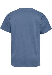 Blauwe katoenen t-shirt met korte mouwen, ronde hals en een gladde textuur. Heeft een eenvoudige vormgeving zonder patronen of afbeeldingen.