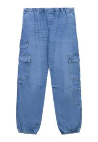 Niebieskie dżinsowe spodnie cargo z elastycznym paskiem w talii, czterema dużymi kieszeniami bocznymi i elastycznymi mankietami przy kostkach. Gładka tekstura i luźny krój.