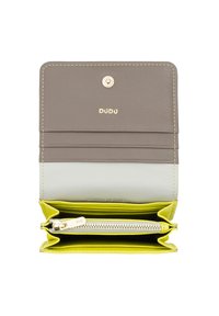 Portafoglio compatto con esterno in pelle grigia e verde chiaro, fodera gialla, numerosi slot per carte e una Tasca con zip per le monete.