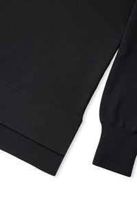 Zwarte gebreide trui met een geribde kraag en manchetten, met een gladde textuur en rechte zoom. Geen zichtbare patronen of accenten.