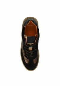Schwarze Sneaker mit Wildleder- und metallisch bronze farbenen Akzenten, runder Zehenpartie, schwarzen Schnürsenkeln, strukturiertem Obermaterial und Gummisohle. Markenlabel im Inneren.
