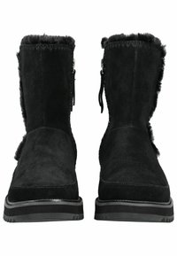 Botines de ante negro con acabado texturizado, que cuentan con un ribete suave, cremallera lateral y una suela de goma plana con detalles de tracción.