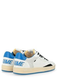 Sneakers bianchi con accenti blu, materiali in pelle e camoscio, forma rotonda, lacci piatti, marchio "PRIME" in evidenza sul tallone, suola testurizzata.